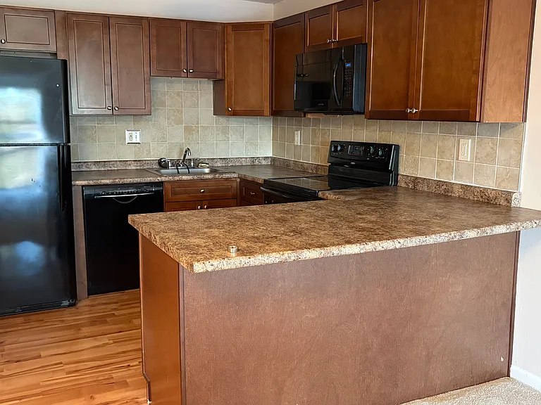 1401 Harbor View Dr — Photo 2