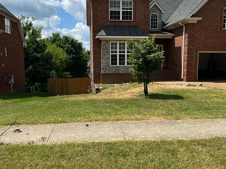 109 Fieldcrest Cir — Photo 2