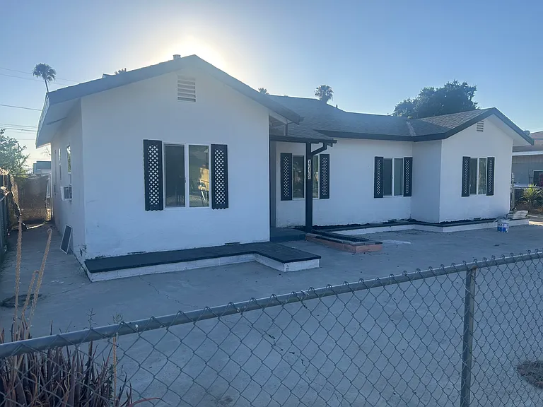 449 N Thompson St — Photo 1
