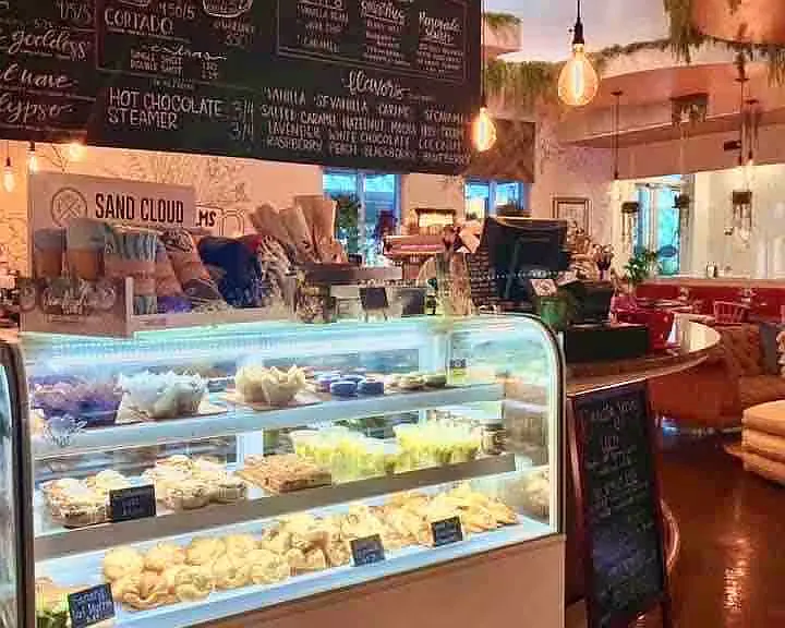 Delicious food & drinks available right downstairs by the lobby making your stay even that much more convenient. Open for Breakfast, Lunch & Dinner