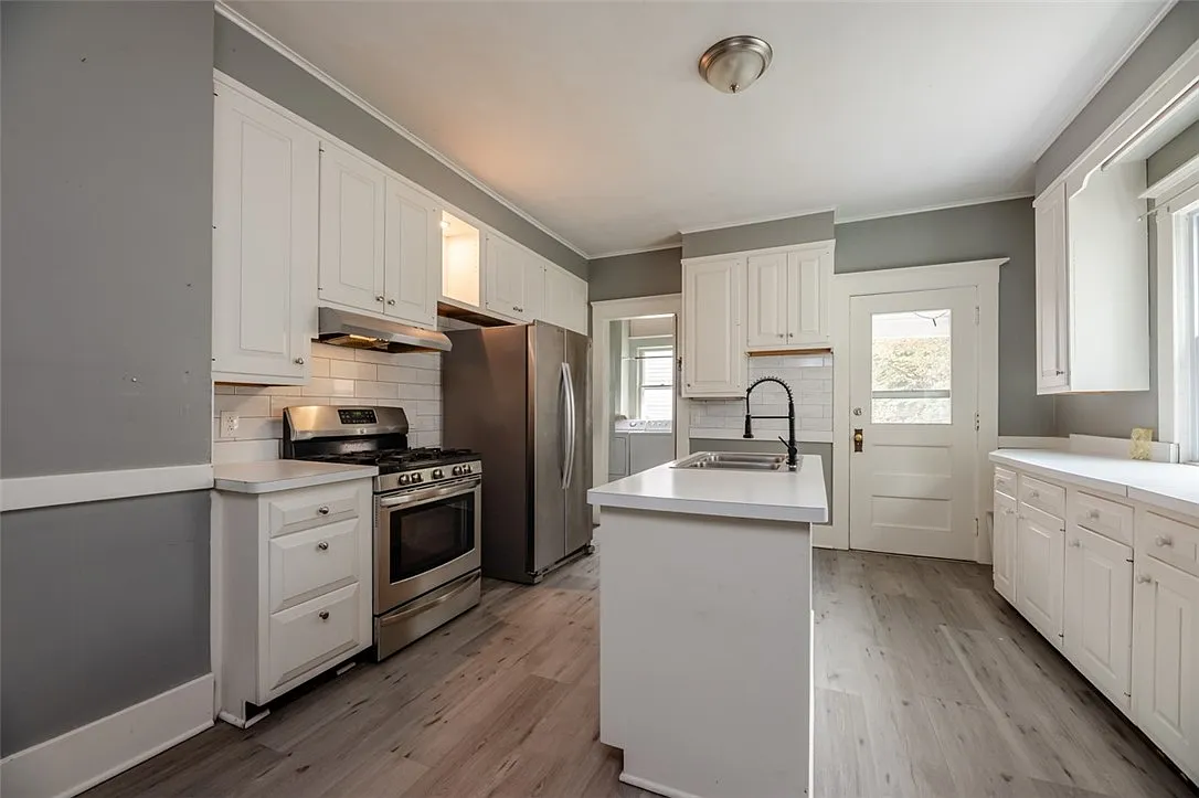 4 bed, 2.5 bath, 2984 sqft, $3,000 — Photo 4