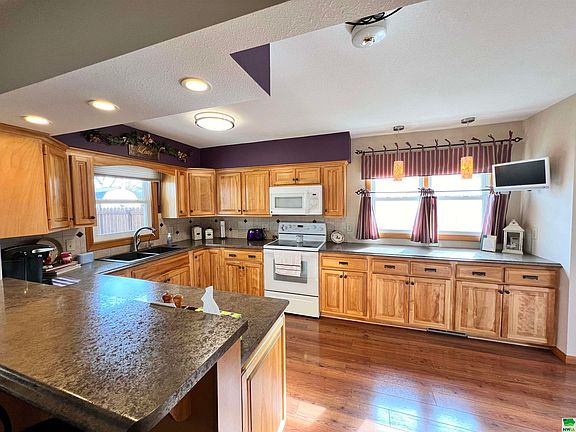 2nd image of 1009 Oak Ln