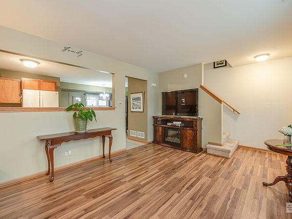 4th image of 784 Symphony Dr