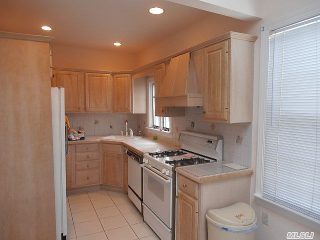 2nd image of 92 Bellmore Ave