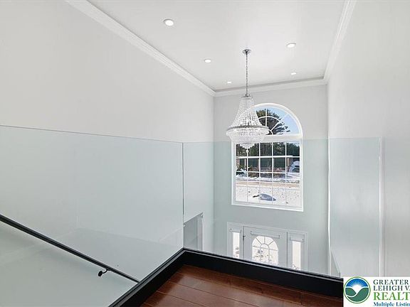 5th image of 136 Kimberly Dr