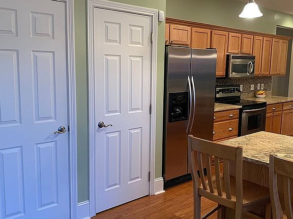 5th image of 1028 Laketree Ct E