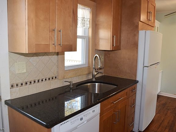 5th image of 35 Black Oak Dr