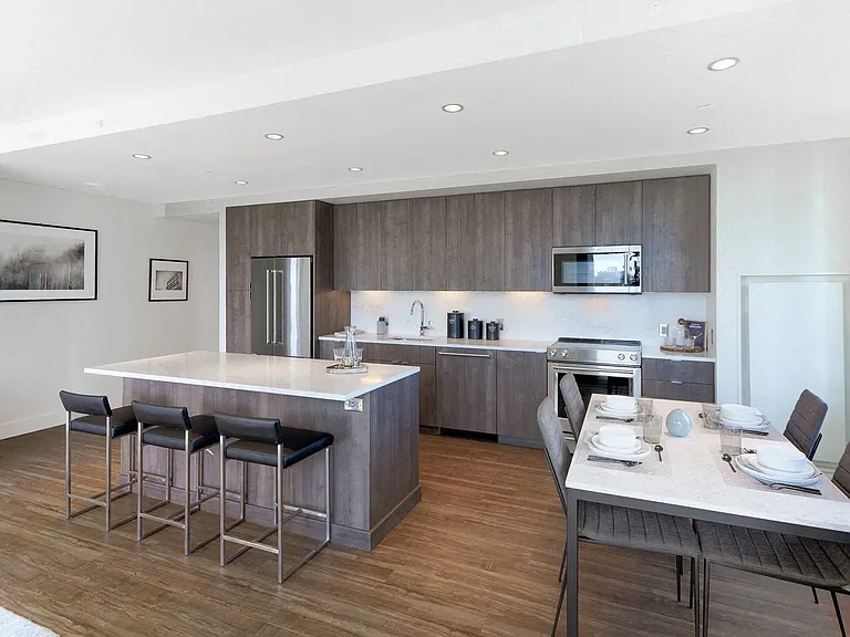 Quartz backplashes in modern kitchens