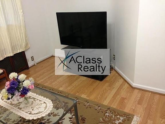 2nd image of 2346 Crescent St