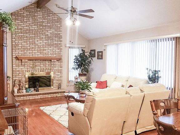3rd image of 771 Dartmouth Ln