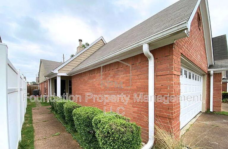 1818 Winship Dr — Photo 3