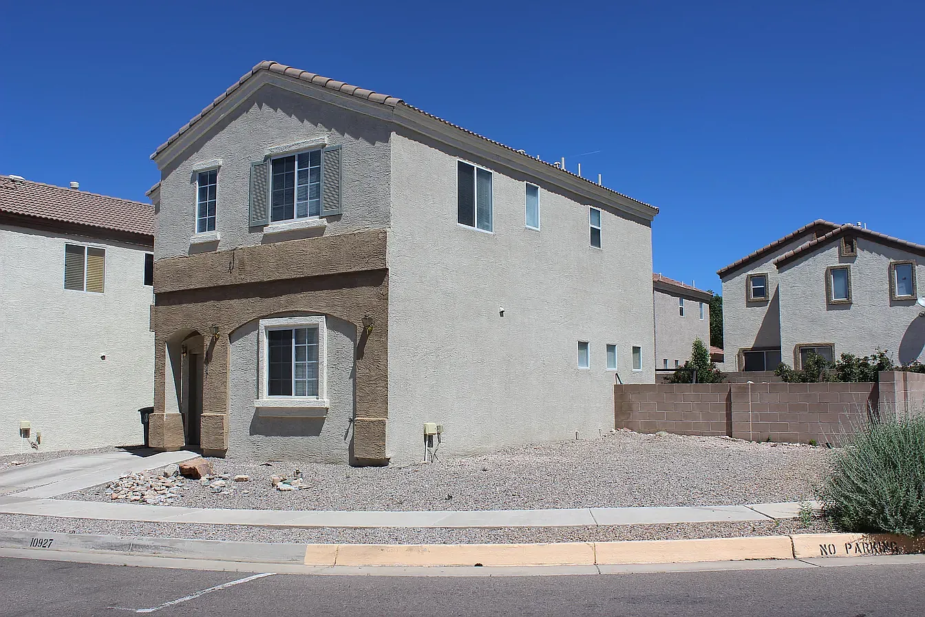 5 bed, 1723 sqft, $2,300 — Photo 2