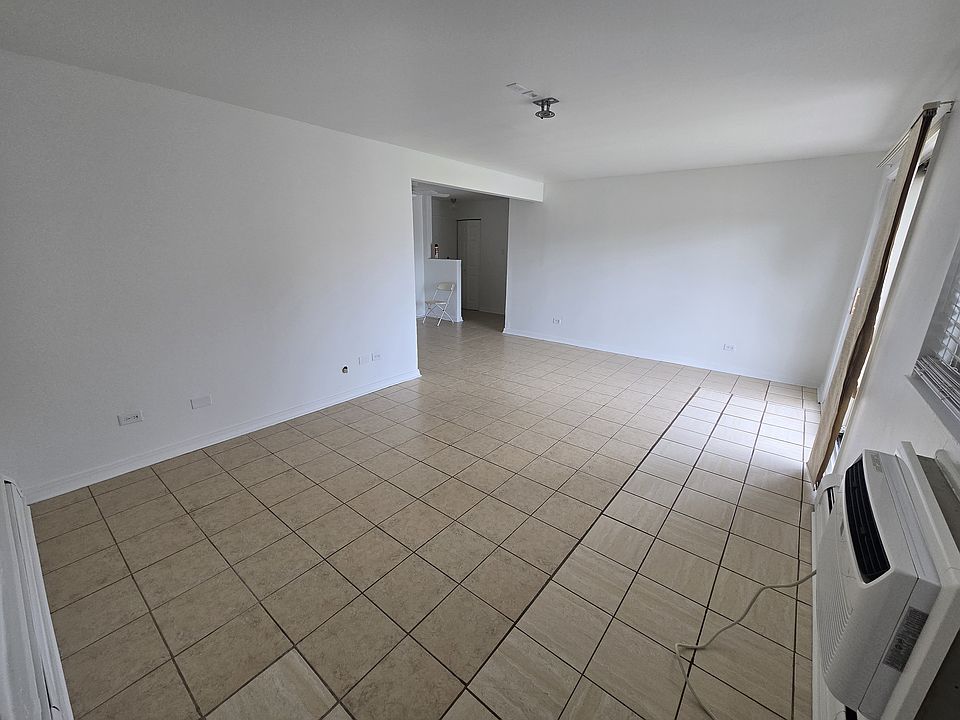 Livingroom 15'8" x 10'8"