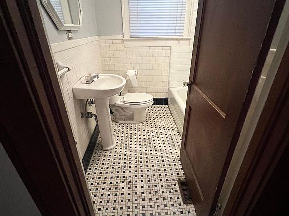 4th image of 106 E 4th Ave