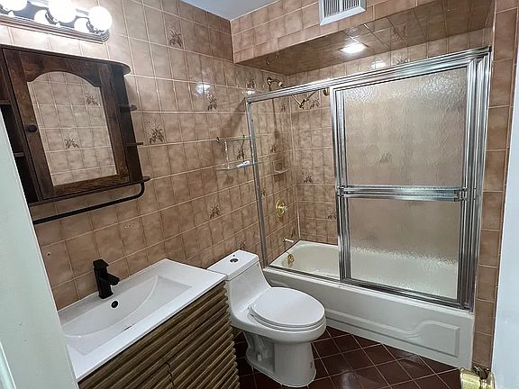 3rd image of 827 Riverside Ave