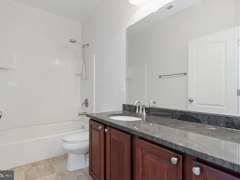Full bathroom for guest rooms