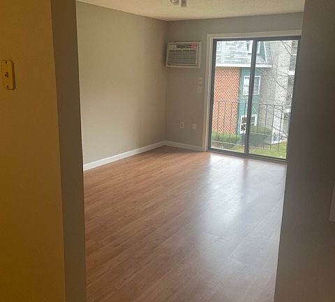 4th image of 3 New Haven Dr APT 203