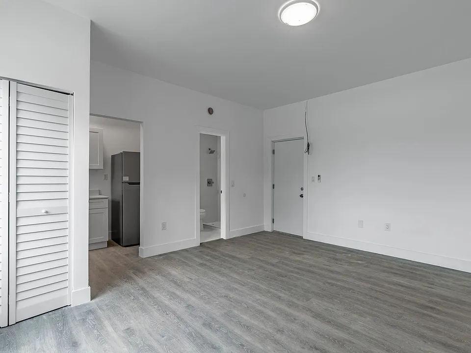 Studio from $1,500/mo & 1/1 from $1,600/mo, newly renovated/Estudio desde $1,500/mes y 1/1 desde ...