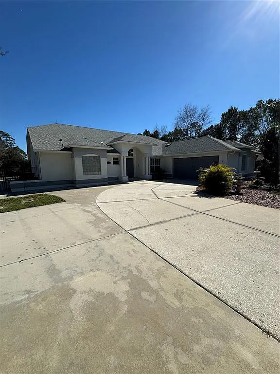 3 bed, 2.0 bath, 2490 sqft, $2,990 — Photo 2