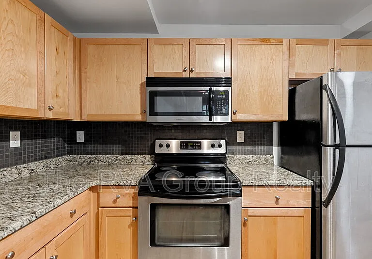 110 W Marshall St #27 — Photo 17