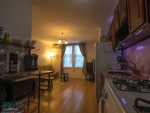 4th image of 11754 143rd St