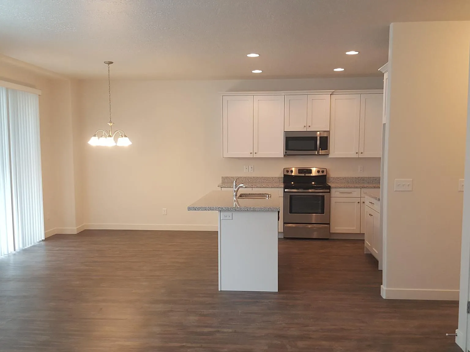 4 bed, 2.5 bath, 1886 sqft, $2,450 — Photo 3