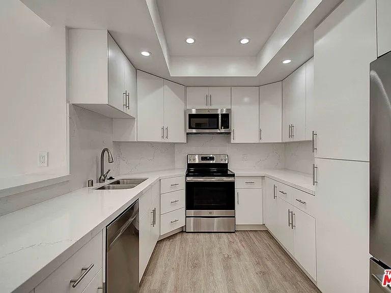 2324 S Beverly Glen Blvd #201 — Photo 2