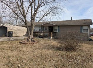 209 S Oak Ave, Altamont, KS 67330