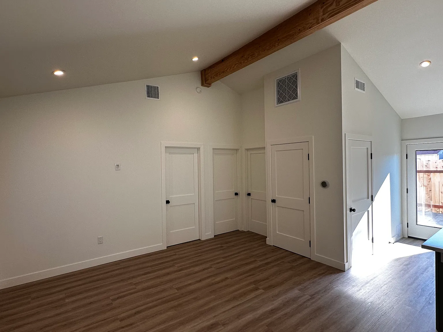 1540 Cameron St — Photo 4