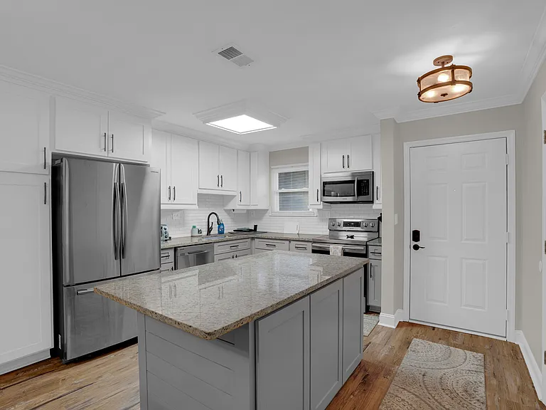 323 Edgewater Ln — Photo 2