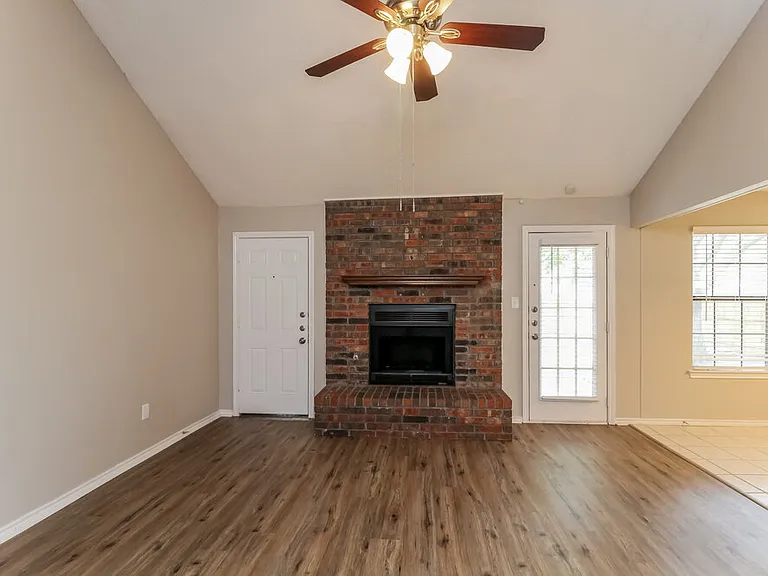 217 Tanglewood St — Photo 5