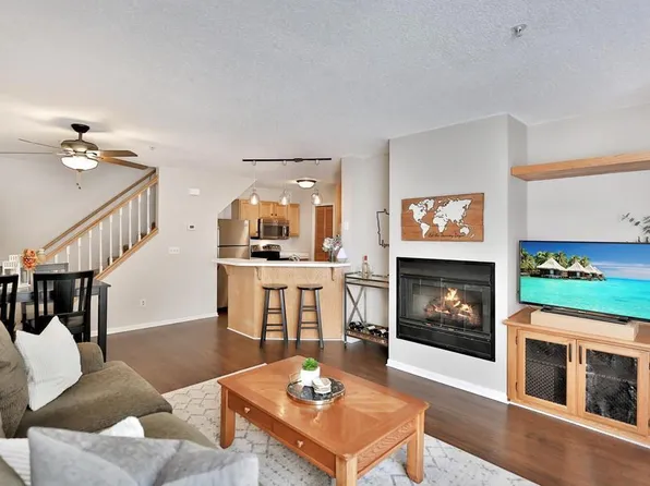 566 Mission Hills Way W, Chanhassen, MN 55317
