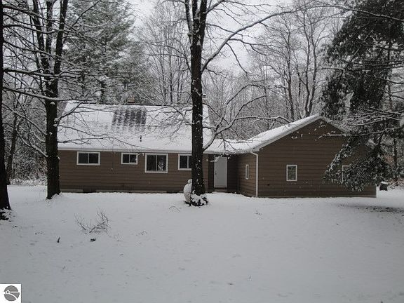 4th image of 5726 E Shore Dr NE