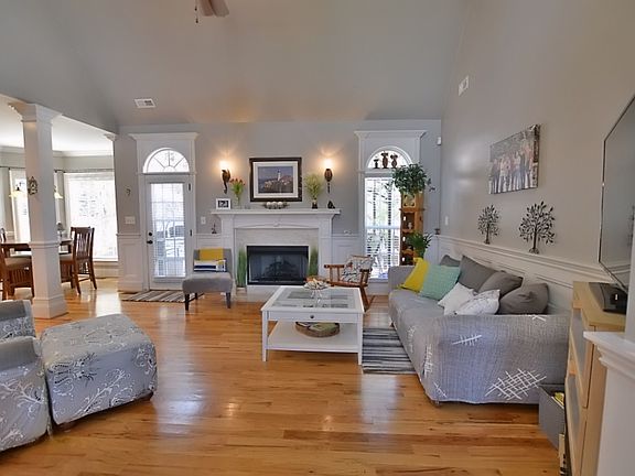 4th image of 1679 Essex Hall Dr