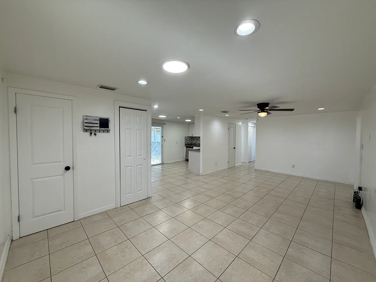3 bed, 1.5 bath, 1080 sqft, $2,600 — Photo 3