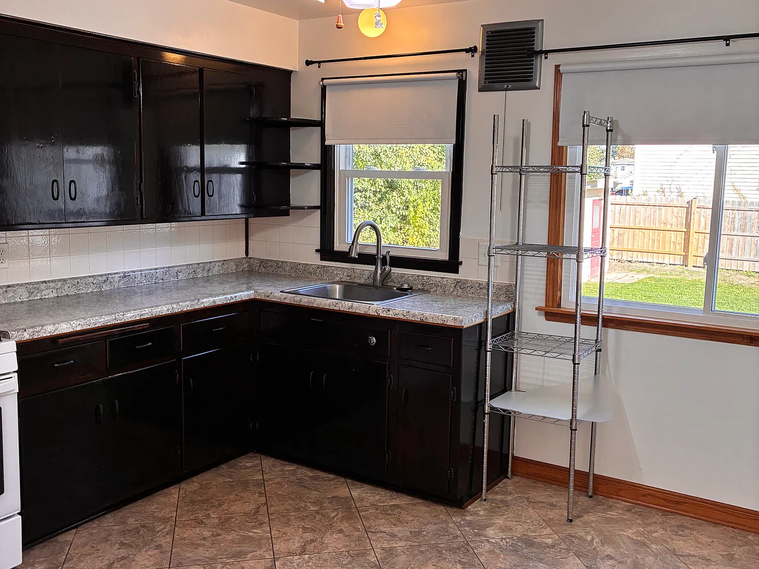 3 bed, 1.5 bath, 1200 sqft, $2,000 — Photo 2
