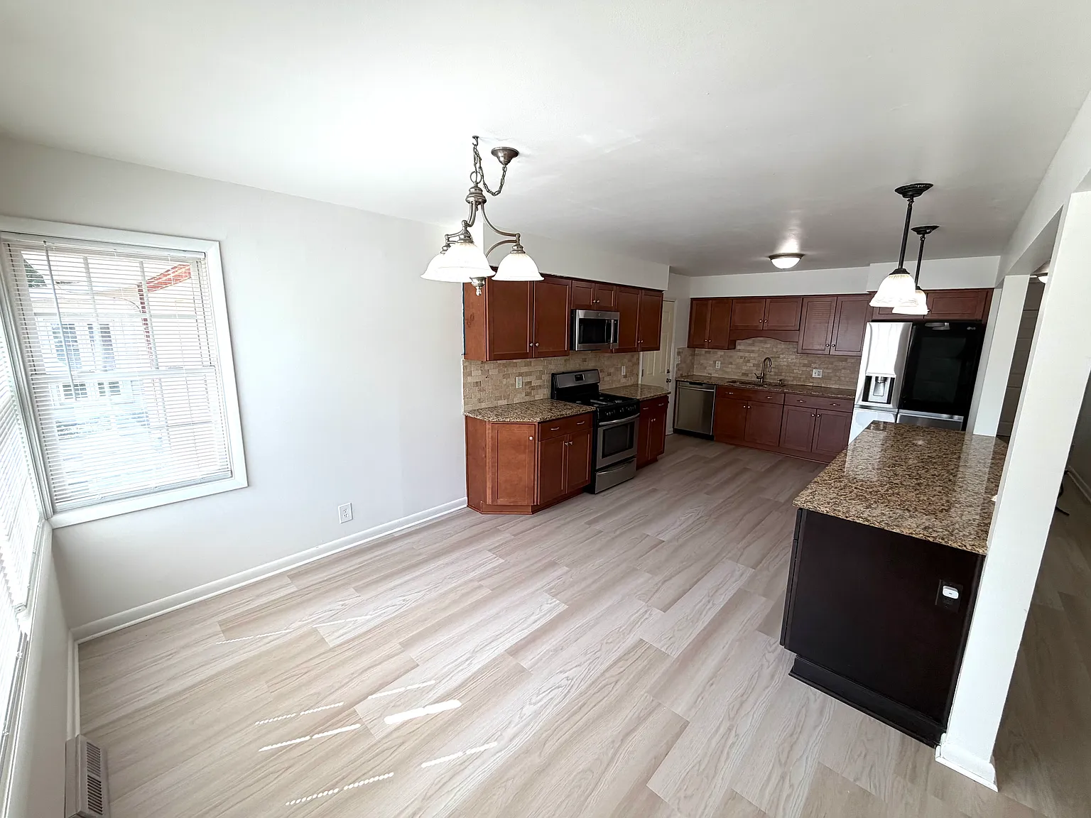 3 bed, 1276 sqft, $2,500 — Photo 4