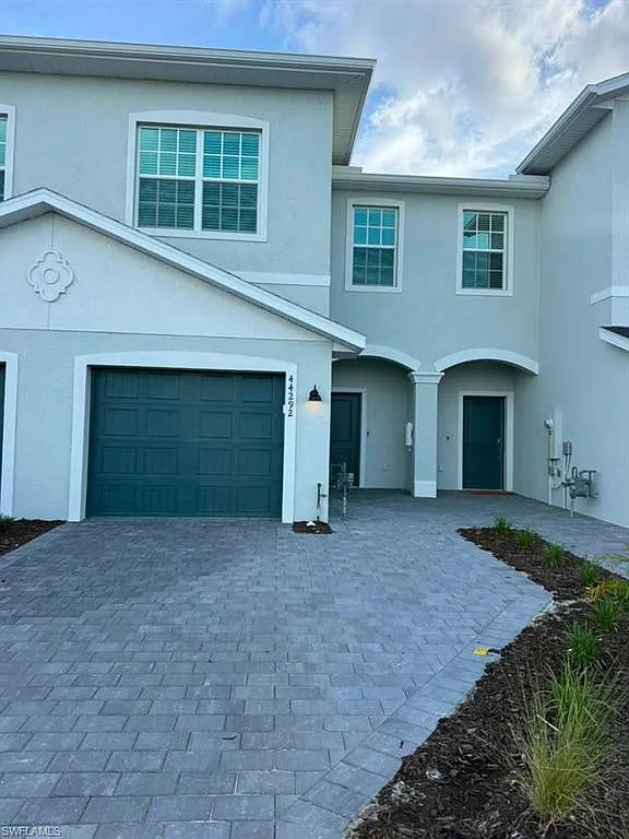 3 bed, 2.5 bath, 1879 sqft, $2,200 — Photo 1