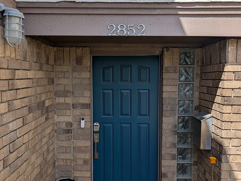 2852 Lee St — Photo 2
