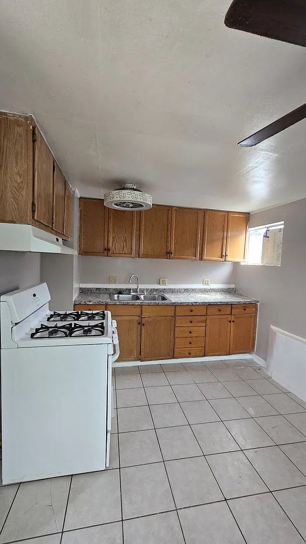 216 1/2 E. Warren Ave. - House — Photo 4