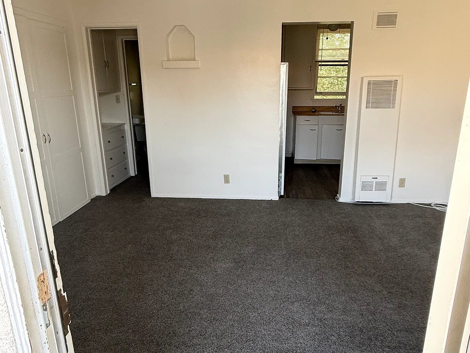 Studio, 400 sqft, $1,749 — Photo 3