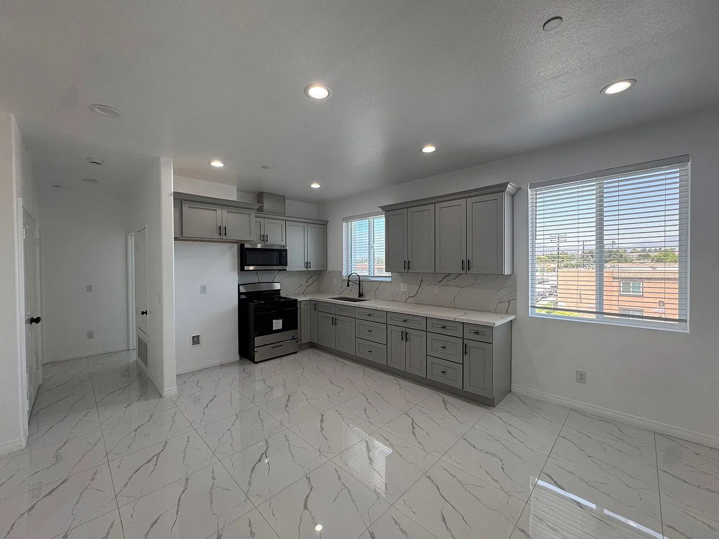 Newport Fontana — Photo 4