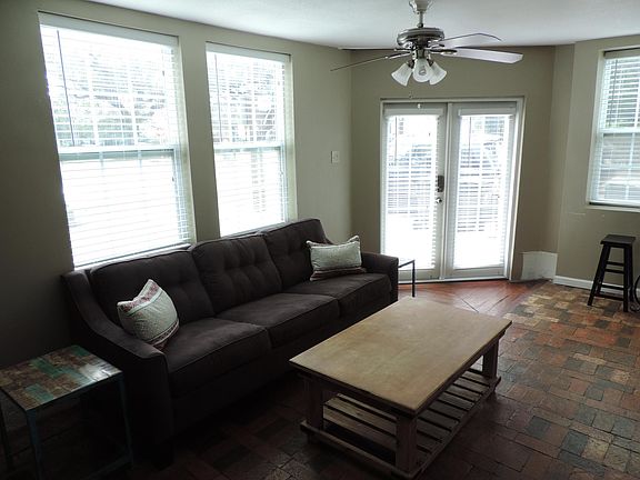 Fully Furnished with Pull Out Couch Sleeps up to 4