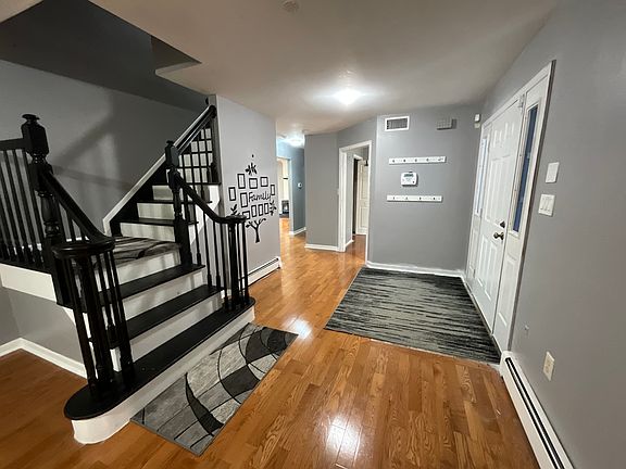 4th image of 22 Dogwood Dr