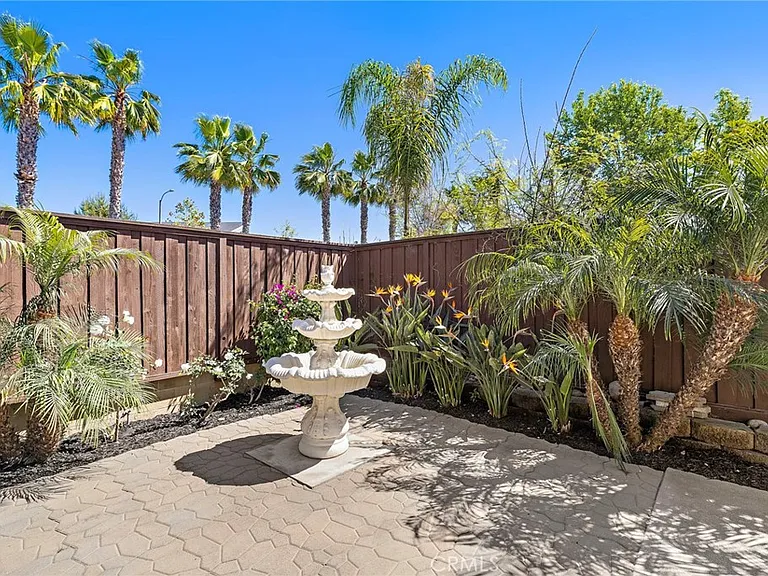 24725 Camarillo St — Photo 23