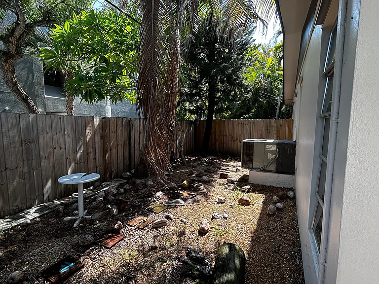 1213 SE 1st St #1-4 — Photo 17