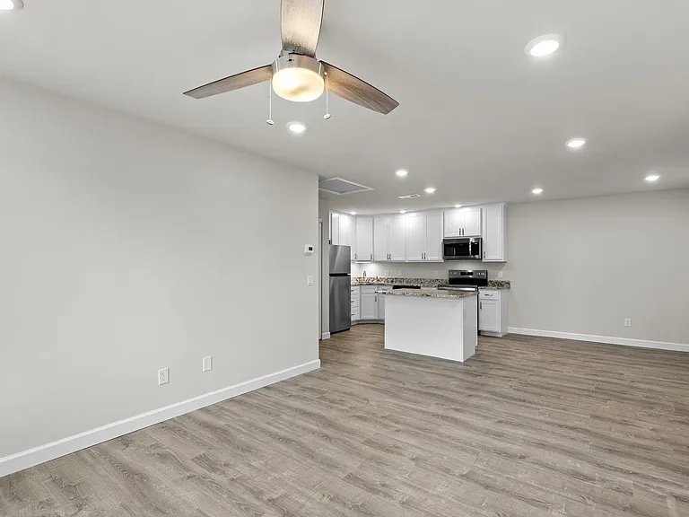 Sherman Square Apartments — Photo 9