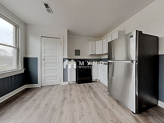 4th image of 907 W 5th Ave #4