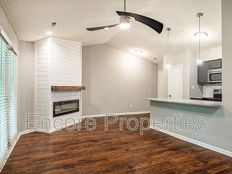 2 bed, 2.0 bath, 1012 sqft, $1,050 — Photo 2