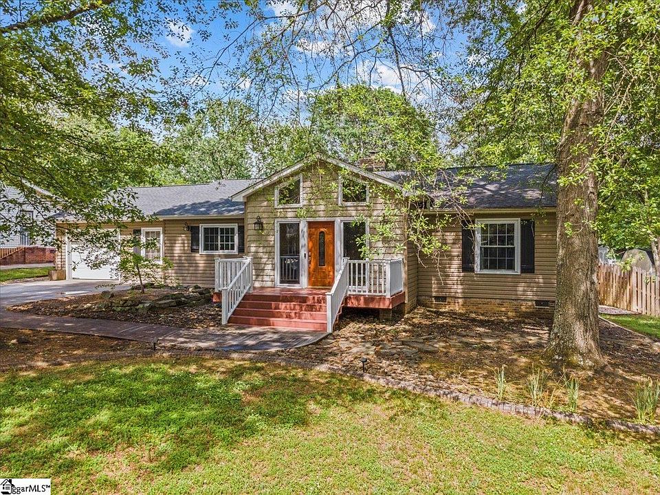 1st image of 121 Bendingwood Cir